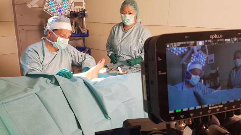 Dr. André Morawe operiert seine Patientin.