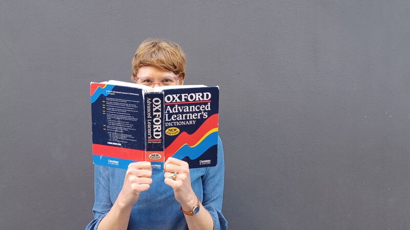Johanna und ihr "Oxford Dictionary" aus der Schule