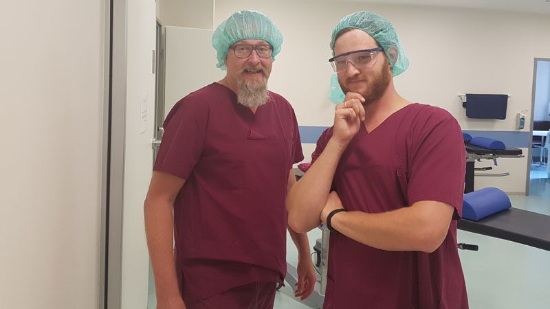 Redakteur Dirk Montermann und Assistent Clemens Dewitz kurz vor dem Eingriff