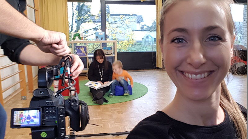 Kamerafrau Tina Porsche baut die Kamera auf.