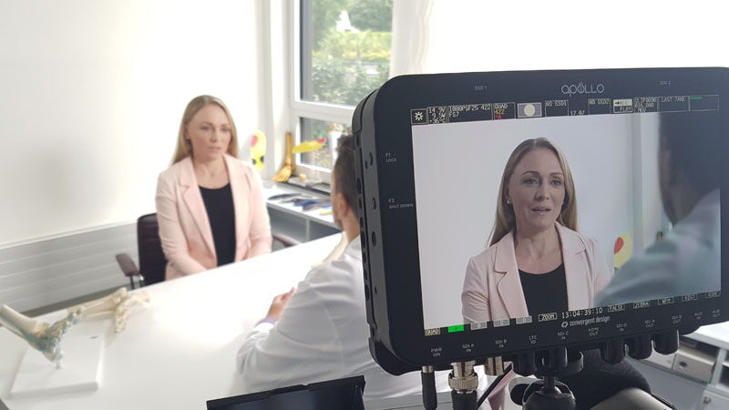 Jeanna Helber als Komparsin vor ihrer Umstellungsoperation am Fuß