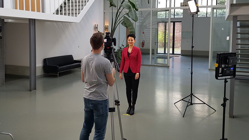 Dustin Stahl filmt Cornelia van der Coelen.