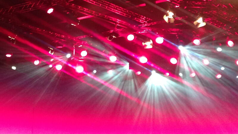 Der Saal im Hotel Estrel Berlin leuchtet in magenta.