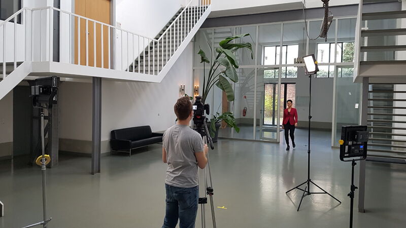 Dustin Stahl filmt Cornelia van der Coelen.