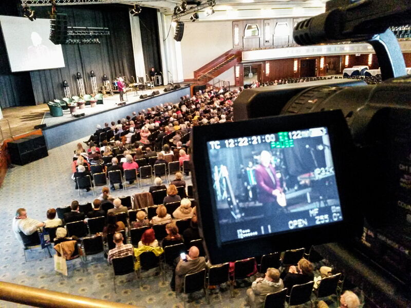 Die Kamera filmt den Saal.
