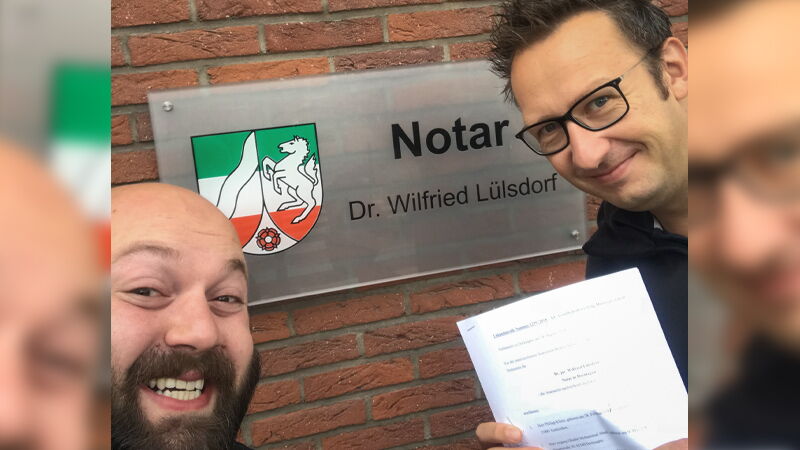 Argang Ghadiri und Philipp Klietz nach ihrem Notartermin