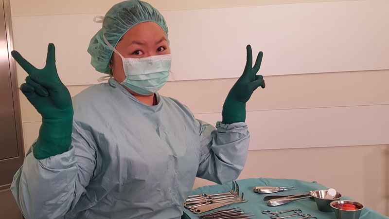 Unsere Maskenbildnerin Bigshan Choi als OP-Schwester