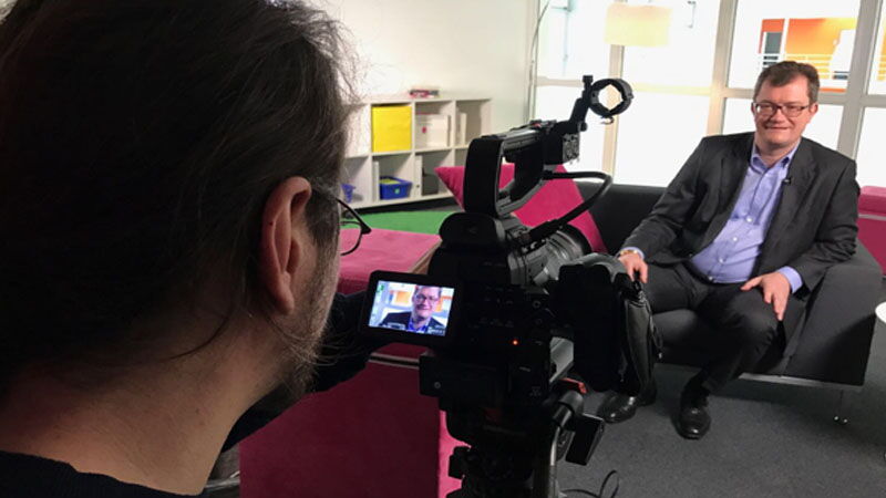 Max Kluger filmt Peter Leukert.