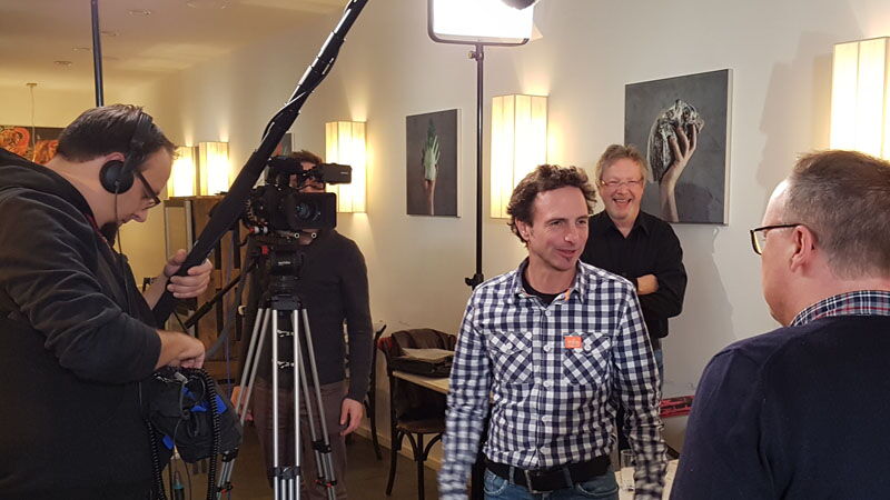 Redakteur Immo Mäueler interviewt Oliver Welke.