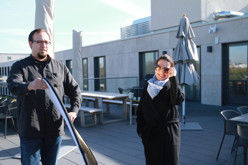 Assistent Julian Klietz und Redakteurin Anja Bauer auf dem Dach von Ebner Stolz