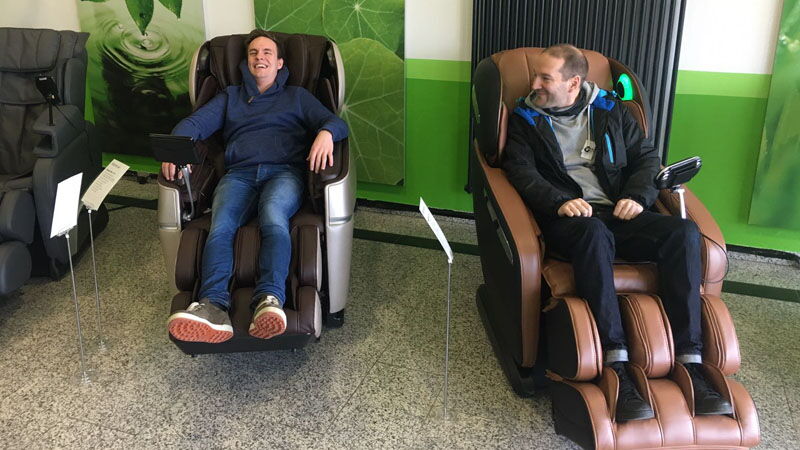 Dustin Stahl und Jonathan Altenhoff entspannen sich.