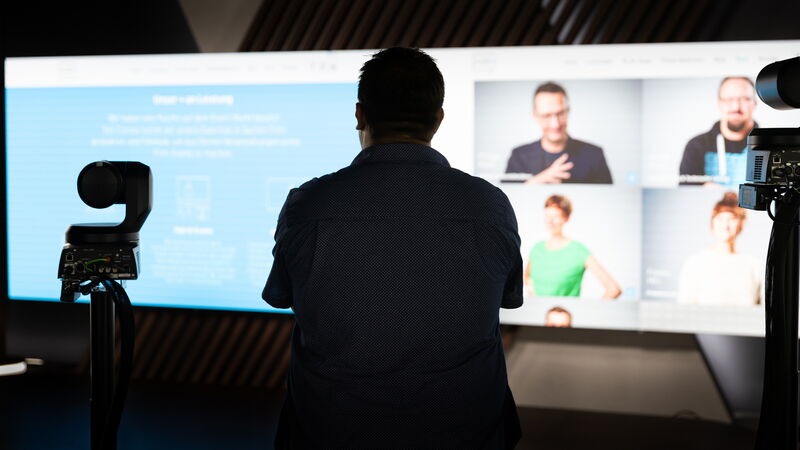 Julian als technischer Bauleiter eines Videostudios