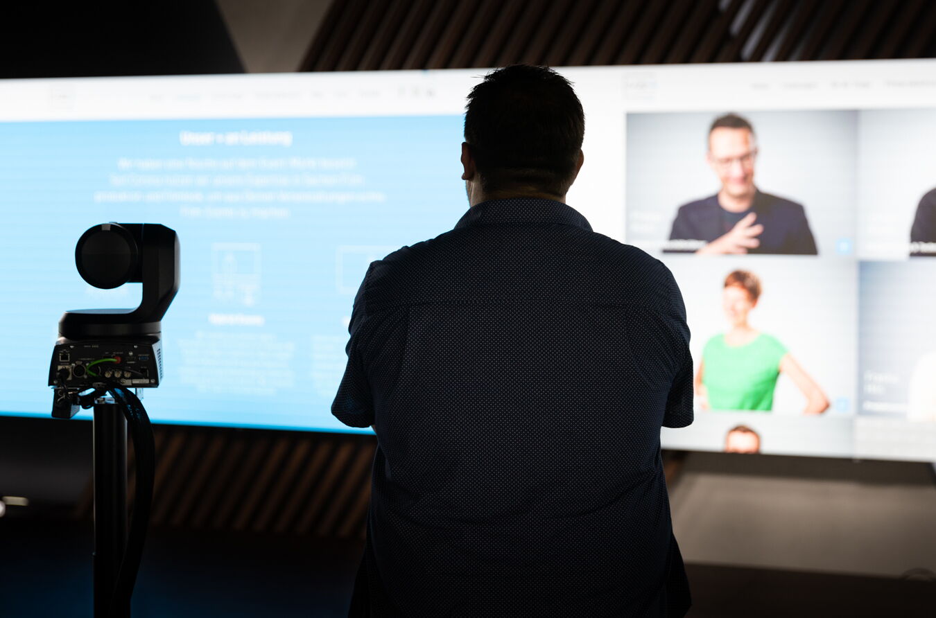 AV22 studio – Julian steht vor einem großen LED-Screen in einem Studio, das für ein Finanzunternehmen gebaut wurde