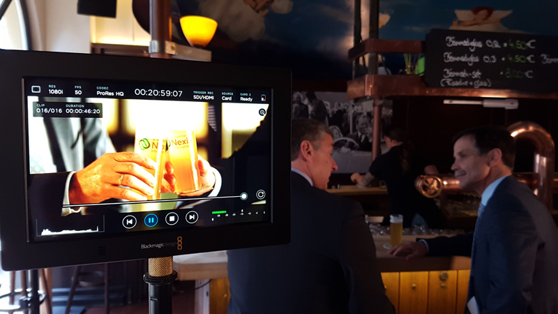 Die Partner stoßen im Bonner Brauhaus Bönnsch an.