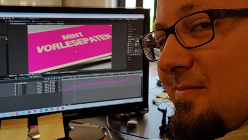 Julian erstellt die Slideshow mit Adobe After Effects.