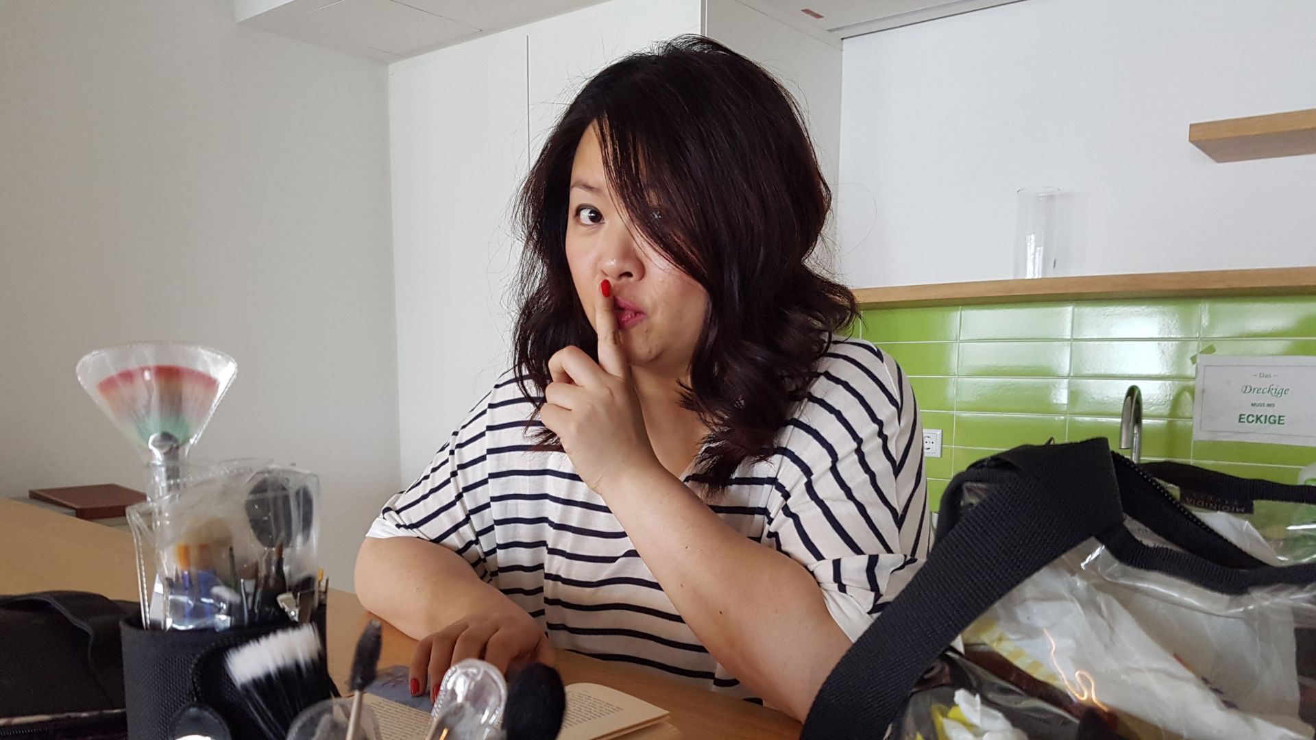 Maskenbildnerin Bigshan Choi ist ganz diskret.