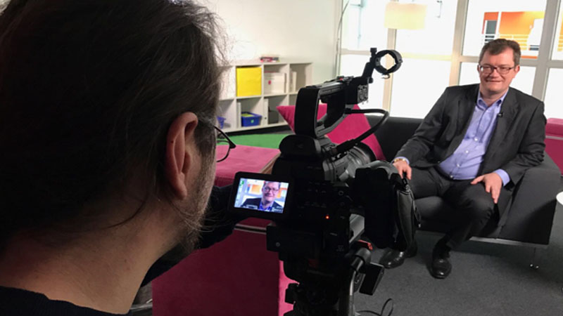 Max Kluger filmt Peter Leukert.