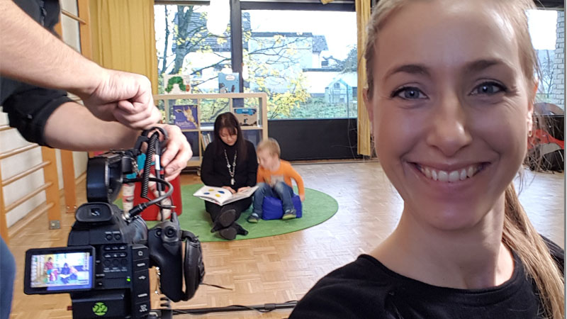 Kamerafrau Tina Porsche baut die Kamera auf.