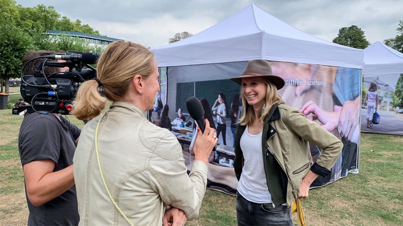 Kameramann Max Kluger und Redakteurin Yvonne Lange interviewen die Fotografin Julia Berlin.