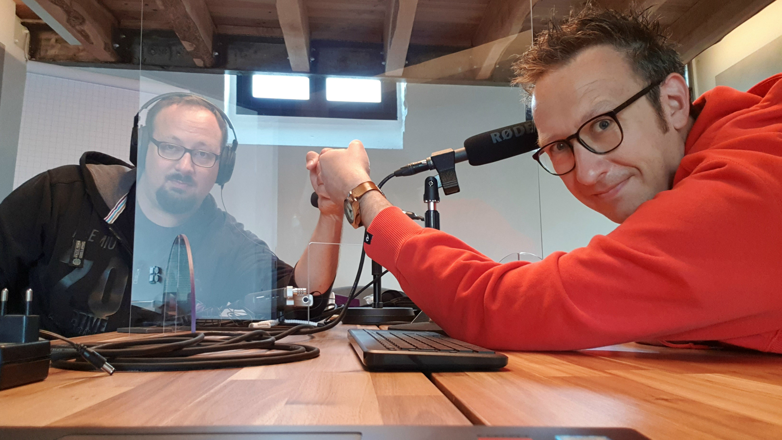 Julian und Philipp Klietz - getrennt durch eine Plexiglas-Scheibe