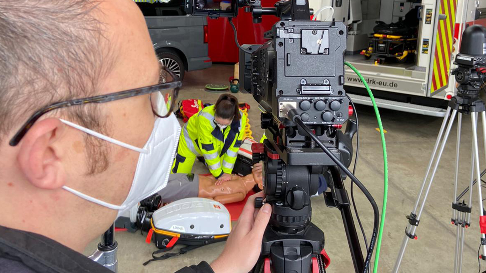 Philipp Klietz streamt eine Notfallsanitäterin bei ihrer Arbeit.