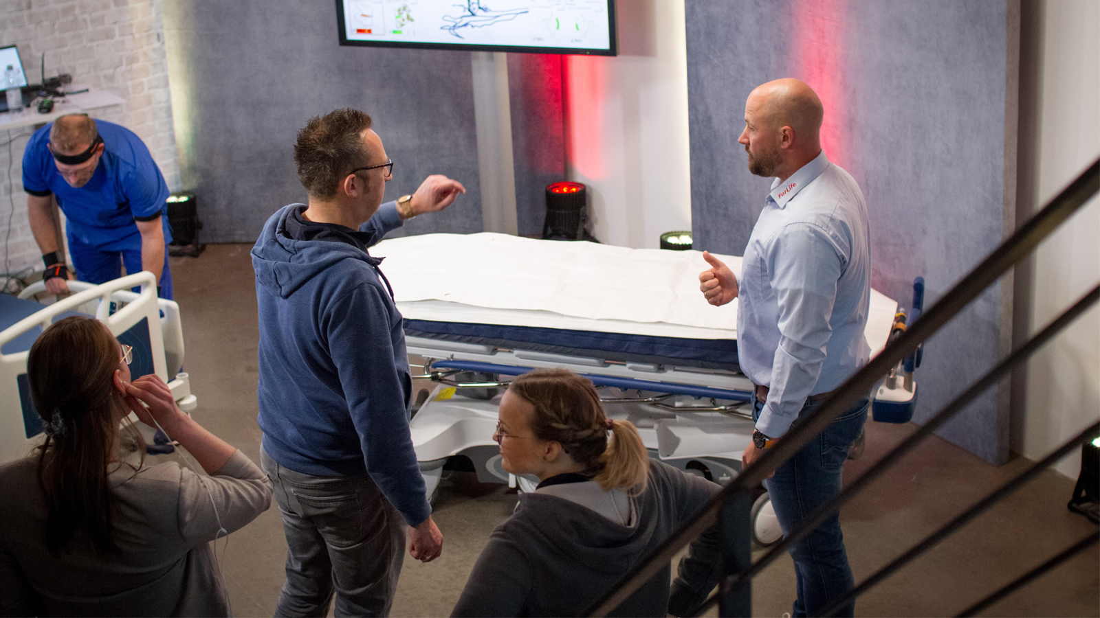 Philipp Klietz von AV22 und Michael Gissinger von ForLife besprechen die nächste Szene.