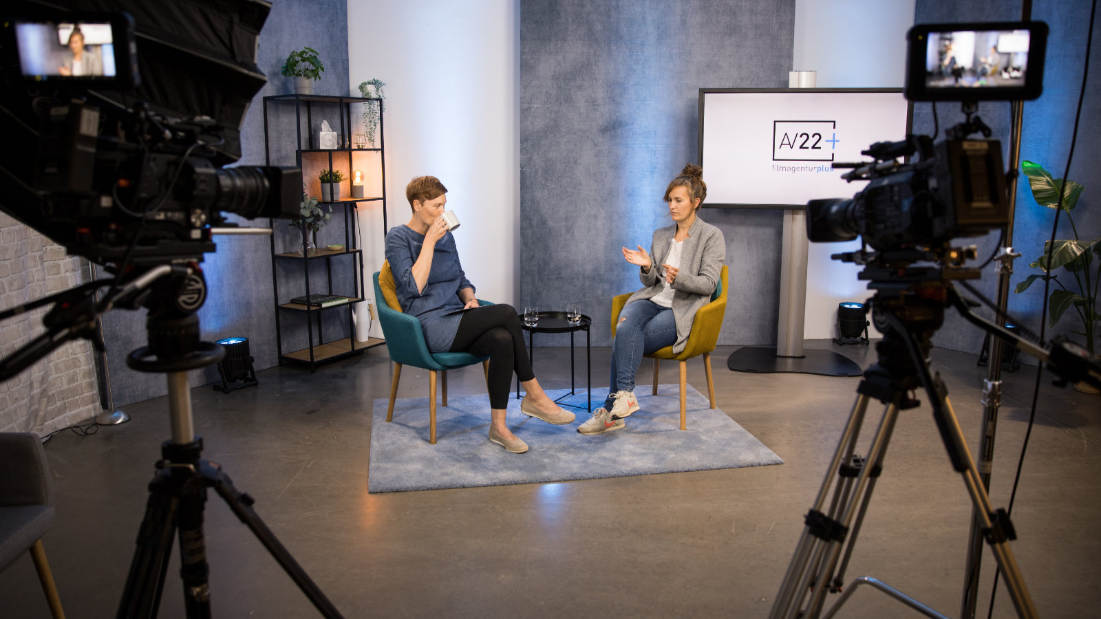 Johanna und Franka im Studio von AV22