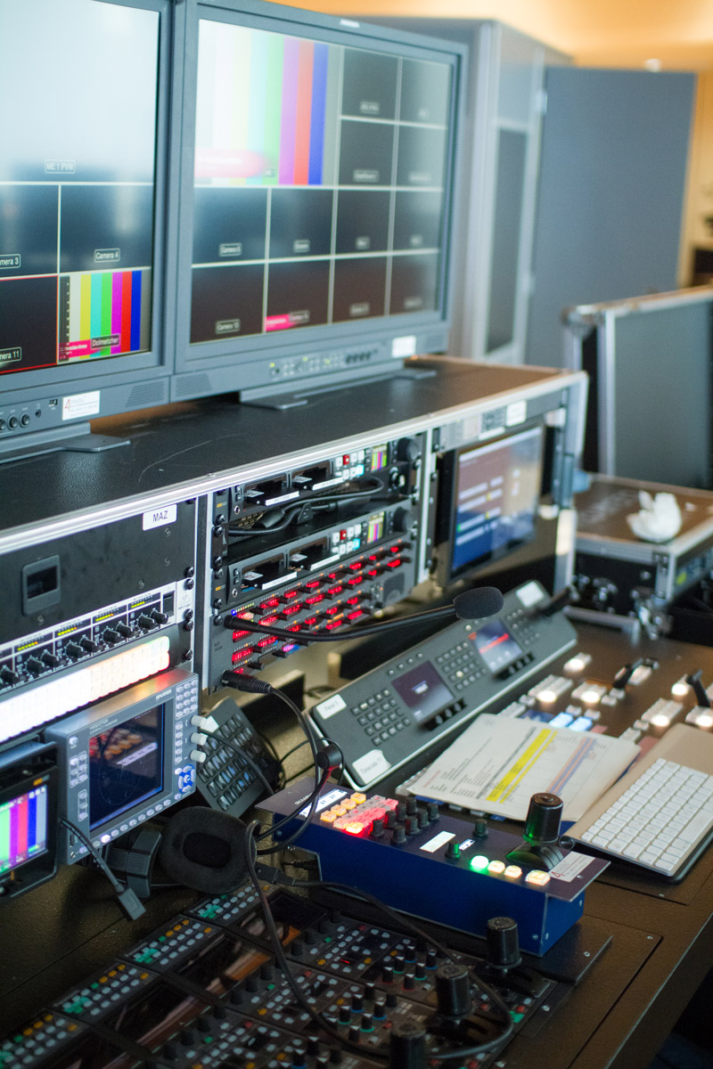AV22 event – Regieplatz mit professioneller Medientechnik für Livestreams und hybride Events