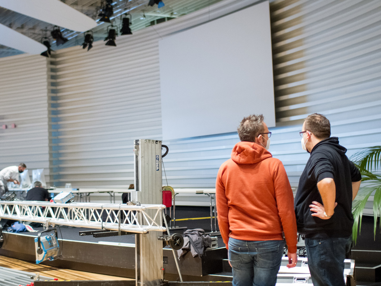 AV22 event – Philipp und Julian beim Aufbau der Technik für eine Veranstaltung
