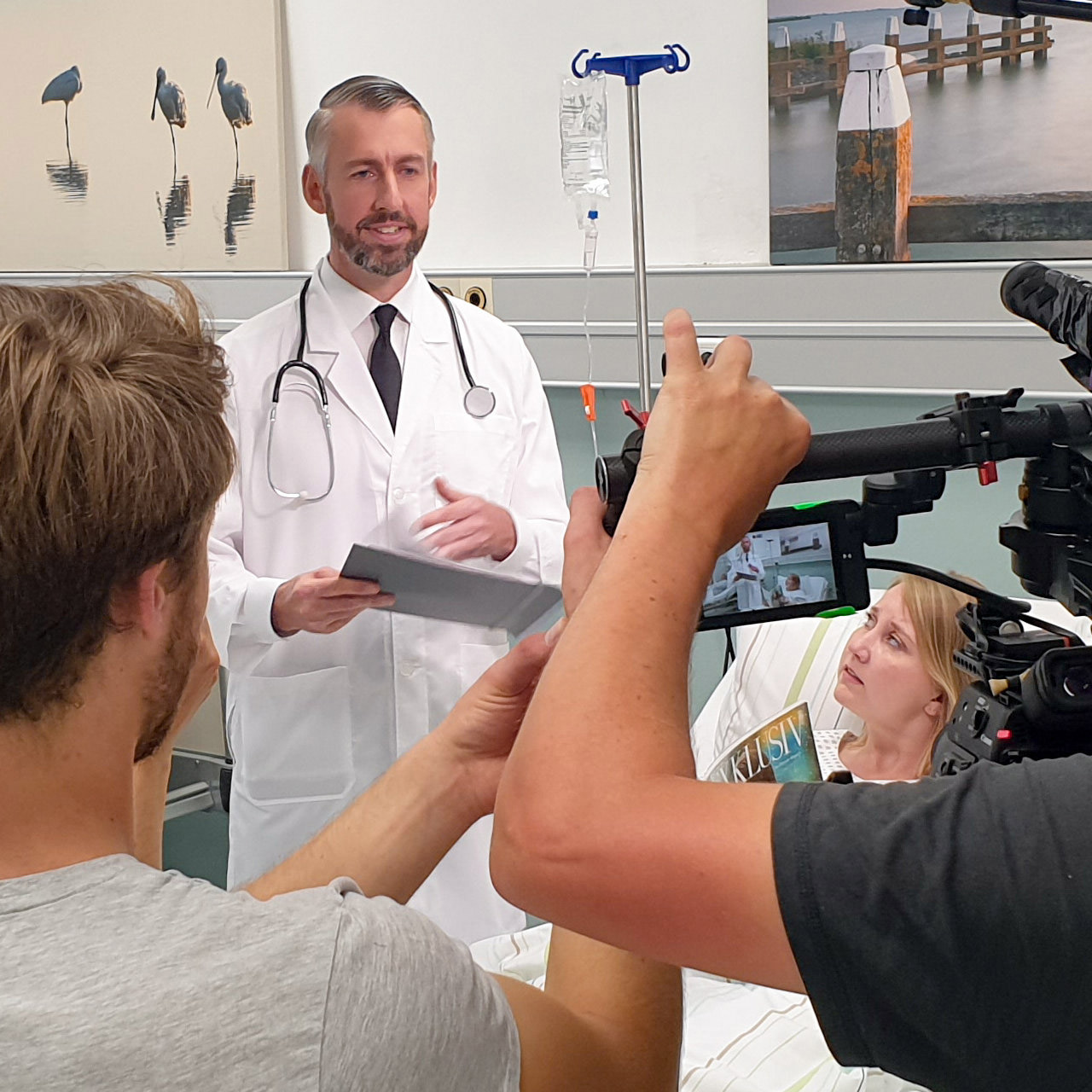 AV22 film – Sebastian Pufpaff während einer Drehszene an einem Krankenhausbett