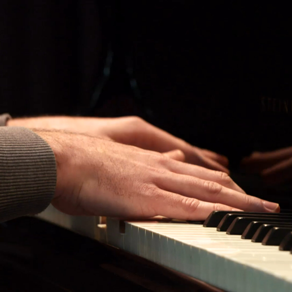 AV22 film – Hände spielen eine Melodie auf den Tasten eines Klaviers