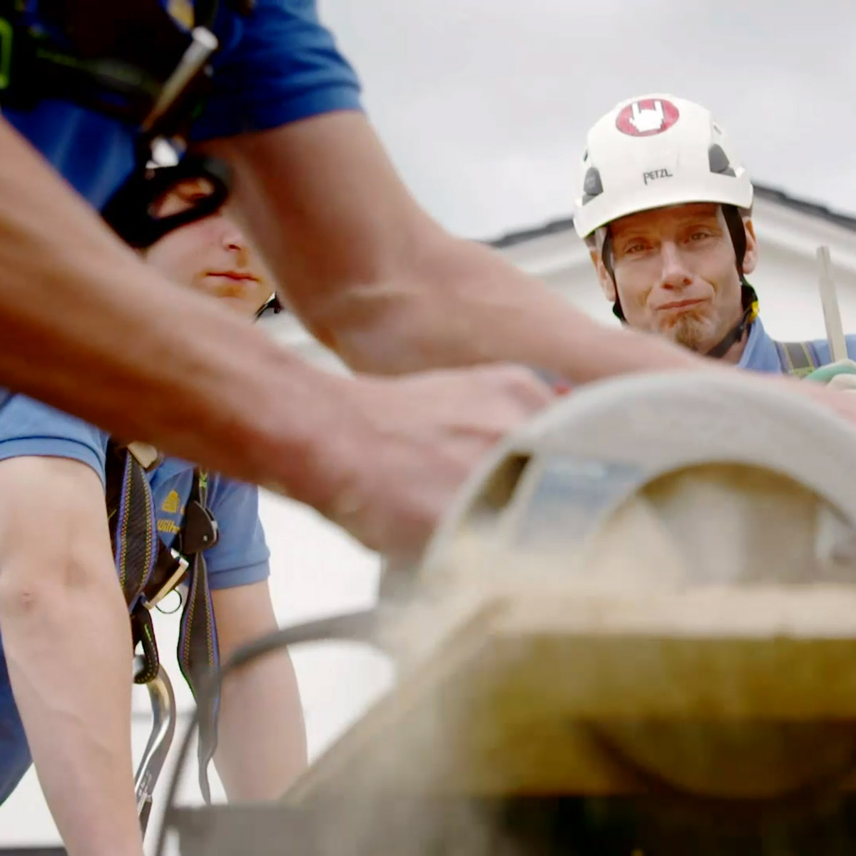 AV22 film – Mehrere Männer führen gemeinsam Schleifarbeiten an Metallteilen aus