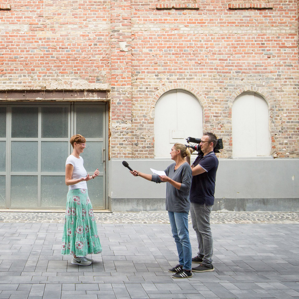 AV22 learn – Johanna im Interview mit Anja als Redakteurin und Philipp an der Kamera