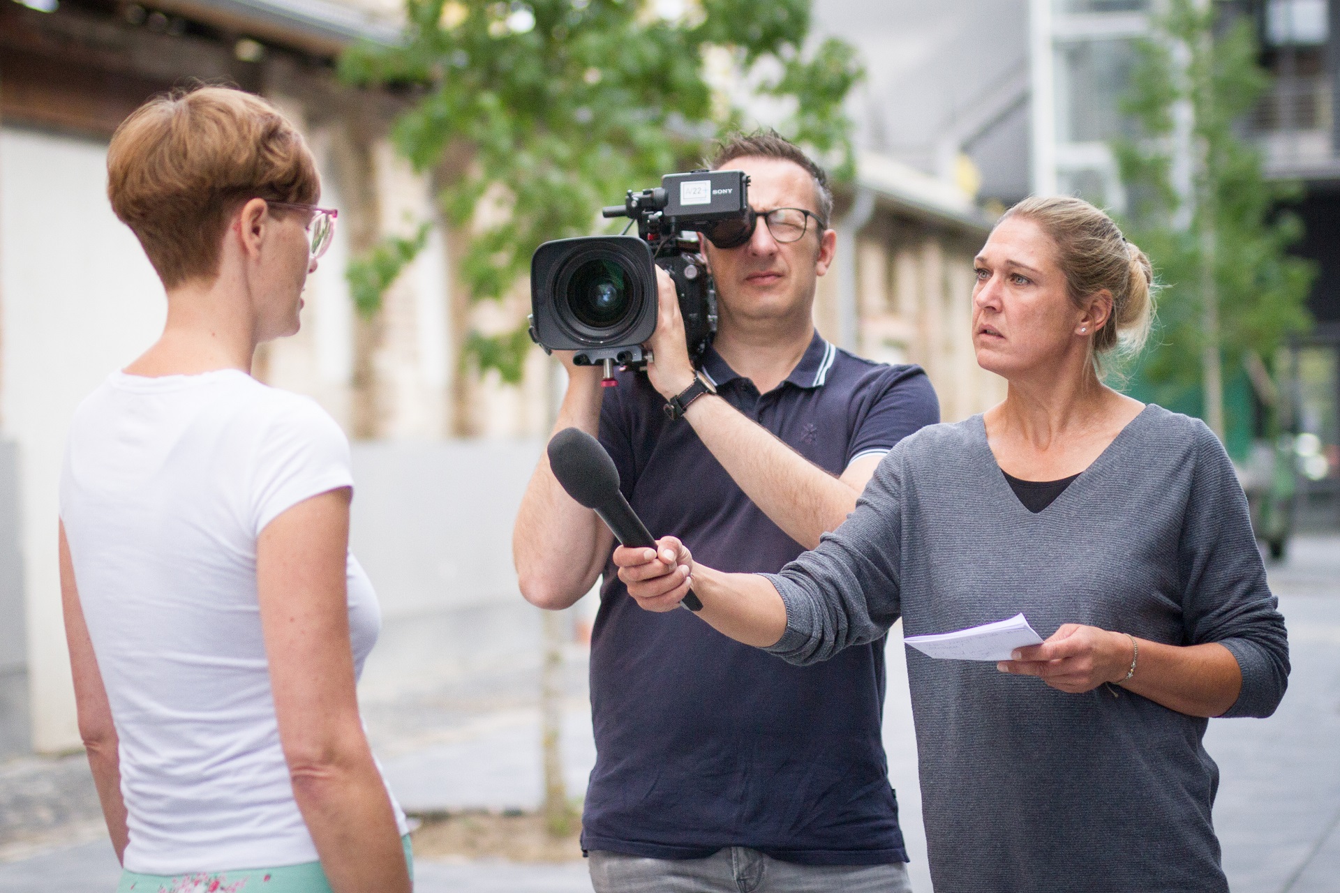 Darstellung einer Interviewsituation vor der Kamera
