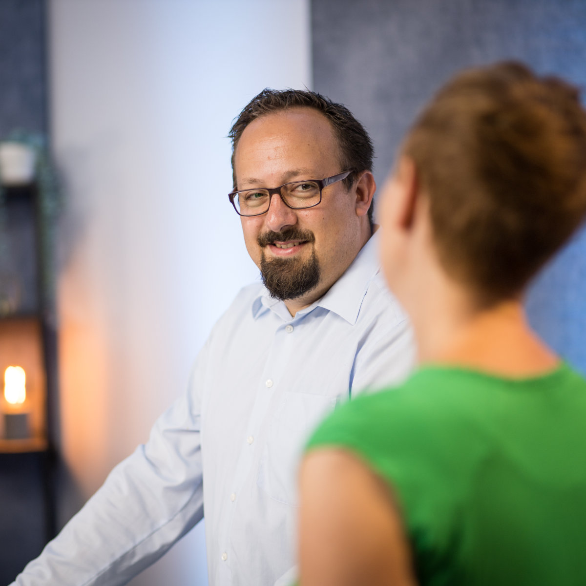 AV22 online – Julian steht in einem Studio mit Kamera- und Lichttechnik für digitale Formate