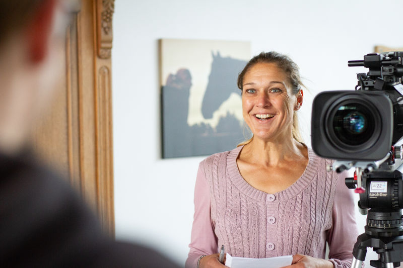 Anja Meyer interviewt einen Teilnehmer.