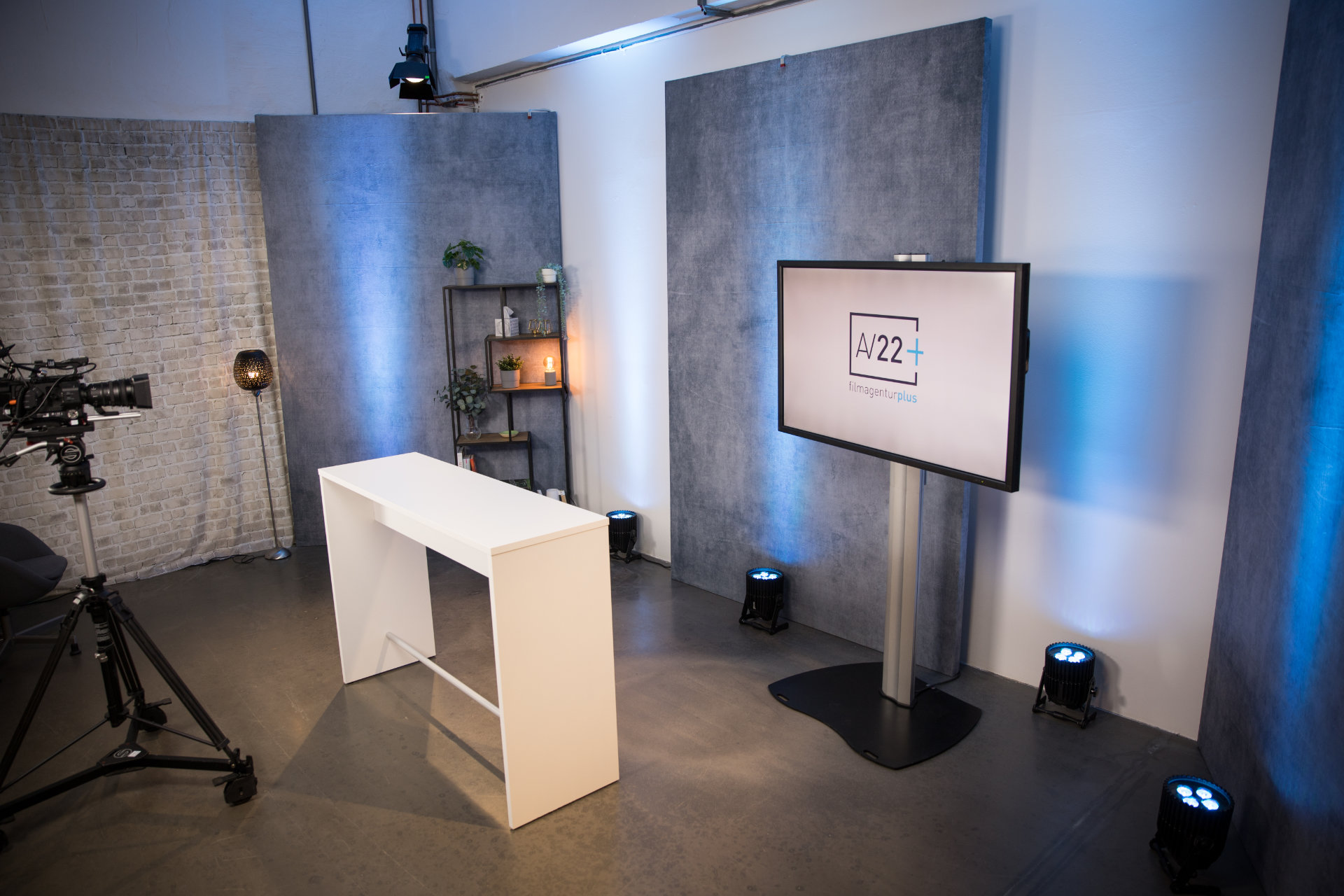 AV22 studio - Videostudio mit Kamera, Tresen, Bildschirm, Licht