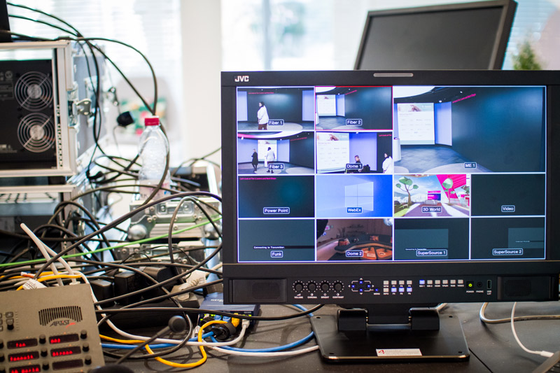 AV22 studio – Ein Bildschirm und viele Kabel in einem Videostudio während einer Produktion