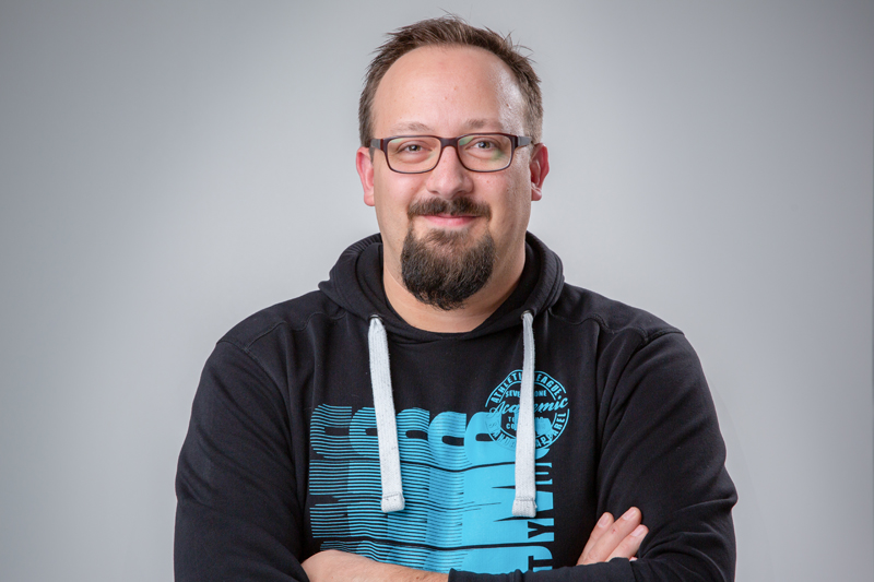 Portraitfoto von Julian Klietz, zuständig für Eventproduktion und Technik bei AV22